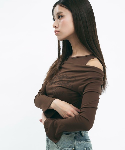 Clum(クルム)の「Layered off-shoulder top / レイヤードオフショルカットソー(Tシャツ/カットソー・レディース・ダークブラウン/グレー・MEDIUM/SMALL)」の21枚目の写真