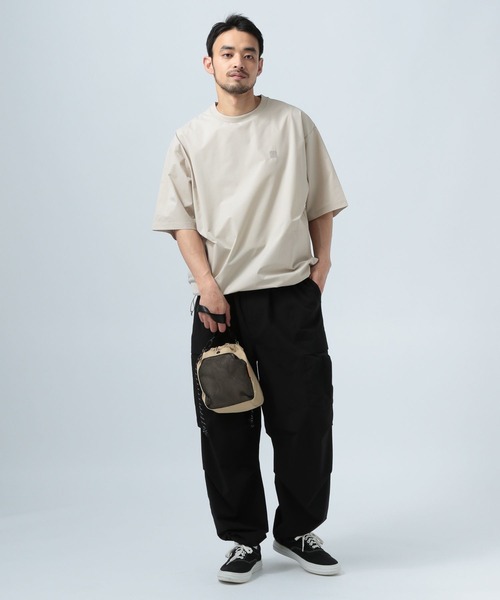 BAYFLOW(ベイフロー)の「【2WAYストレッチ・吸水速乾】ヘムドローコードTシャツ(Tシャツ/カットソー・メンズ・キャメル/ブラック・MEDIUM/LARGE)」の14枚目の写真