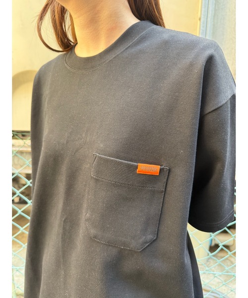 ユニバーサルオーバーオール別注バックプリントロゴししゅうポケットTシャツ ユニバーサルオーバーオール別注バックプリントロゴししゅう