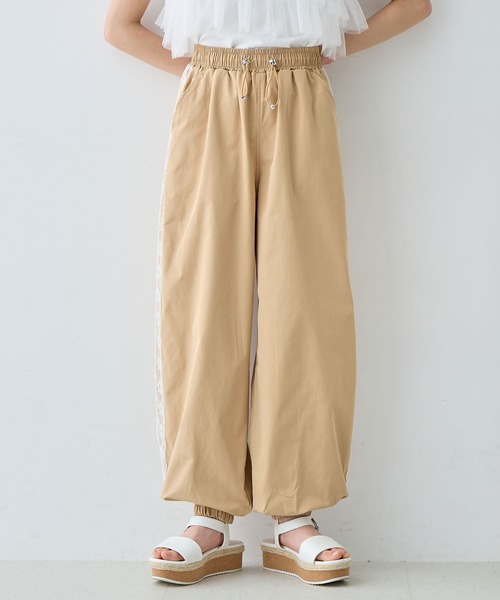 Amourire girl（アムリールガール）の「サイドレーストラックパンツ（カーゴパンツ・キッズ・ベージュ/ブラック・130cm/140cm/150cm/160cm）」の8枚目の写真