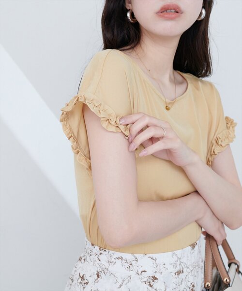 natural couture（ナチュラルクチュール）の「袖口フリルTブラウス（シャツ/ブラウス・レディース・イエロー/ブルー/アイボリー/ブラック・FREE）」の4枚目の写真