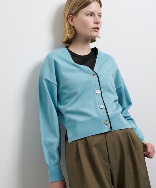 LANVIN en Bleu(ランバンオンブルー)の「カラーポイントVネックカーディガン(ニット/セーター・レディース・ブラック/ブラウン/ブルー系その他・38)」の1枚目の写真