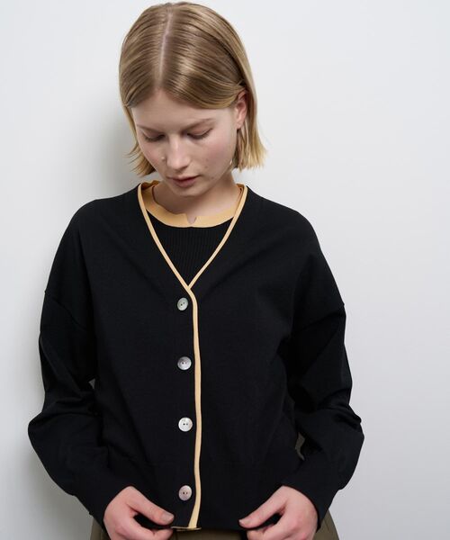 LANVIN en Bleu(ランバンオンブルー)の「カラーポイントVネックカーディガン(ニット/セーター・レディース・ブラック/ブラウン/ブルー系その他・38)」の2枚目の写真