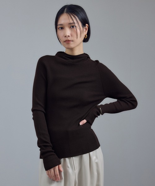 SALON adam et rope'(サロン アダム エ ロペ)の「ハイゲージリブニットフードプルオーバー / イージーケア(ニット/セーター・レディース・レッド/ダークブラウン/オフホワイト・FREE)」の1枚目の写真