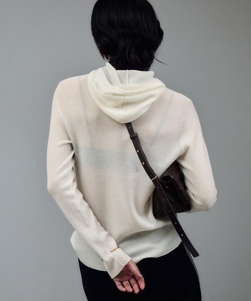 SALON adam et rope'(サロン アダム エ ロペ)の「ハイゲージリブニットフードプルオーバー / イージーケア(ニット/セーター・レディース・レッド/ダークブラウン/オフホワイト・FREE)」の10枚目の写真
