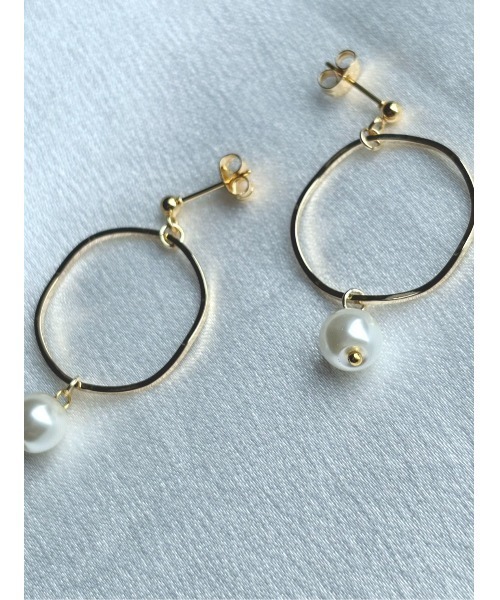 tone(トーン)の「【SOARM】ツヤパールと華奢フープのシンプルピアス(MA)(ピアス(両耳用)・レディース・ゴールド・FREE)」の2枚目の写真