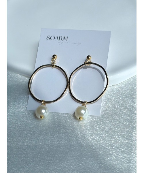 tone(トーン)の「【SOARM】ツヤパールと華奢フープのシンプルピアス(MA)(ピアス(両耳用)・レディース・ゴールド・FREE)」の4枚目の写真