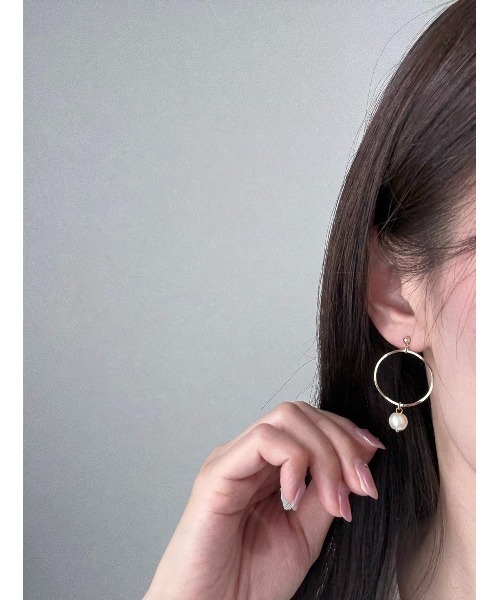 tone(トーン)の「【SOARM】ツヤパールと華奢フープのシンプルピアス(MA)(ピアス(両耳用)・レディース・ゴールド・FREE)」の5枚目の写真