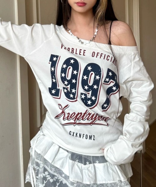 Sibra(シブラ)の「【2色展開】オフショル×星柄ロゴプリントロンT/Y2Kカジュアルトップス(Tシャツ/カットソー・レディース・ブラック/ホワイト・M)」の1枚目の写真