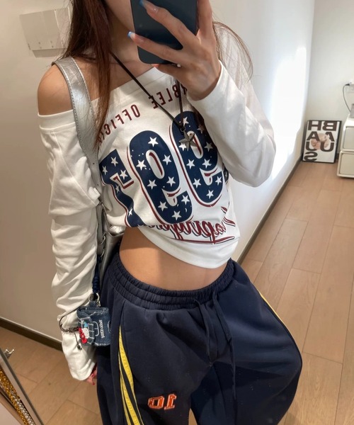 Sibra(シブラ)の「【2色展開】オフショル×星柄ロゴプリントロンT/Y2Kカジュアルトップス(Tシャツ/カットソー・レディース・ブラック/ホワイト・M)」の5枚目の写真
