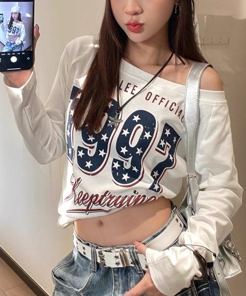 Sibra(シブラ)の「【2色展開】オフショル×星柄ロゴプリントロンT/Y2Kカジュアルトップス(Tシャツ/カットソー・レディース・ブラック/ホワイト・M)」の7枚目の写真
