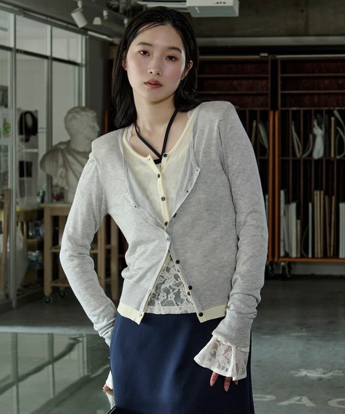 Ezick(エジック)の「bi-color sheer cardigan レイヤードシアーニットカーディガン(カーディガン/ボレロ・レディース・ネイビー/チャコールグレー/ブラック/ライトグレー・FREE)」の11枚目の写真