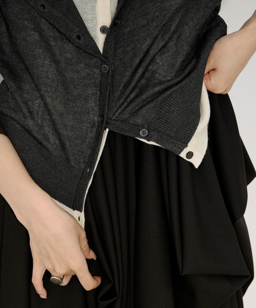 Ezick（エジック）の「bi-color sheer cardigan レイヤードシアーニットカーディガン（カーディガン/ボレロ・レディース・ネイビー/チャコールグレー・FREE）」の14枚目の写真