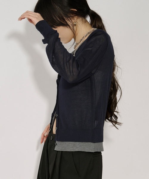 Ezick（エジック）の「bi-color sheer cardigan レイヤードシアーニットカーディガン（カーディガン/ボレロ・レディース・ネイビー/チャコールグレー・FREE）」の9枚目の写真
