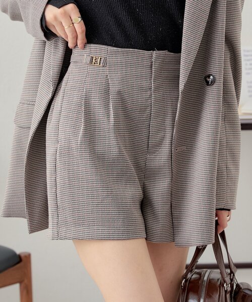 Chico（チコ）の「【REVIVAL/WEB限定】チャーム付タックショートパンツ（その他パンツ・レディース・ブラック/ブラウン系その他2/ベージュ系その他2/グレー・SMALL/MEDIUM）」の4枚目の写真