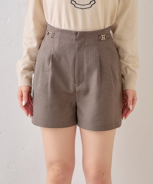 Chico（チコ）の「【REVIVAL/WEB限定】チャーム付タックショートパンツ（その他パンツ・レディース・ブラック/ブラウン系その他2/ベージュ系その他2/グレー・SMALL/MEDIUM）」の6枚目の写真