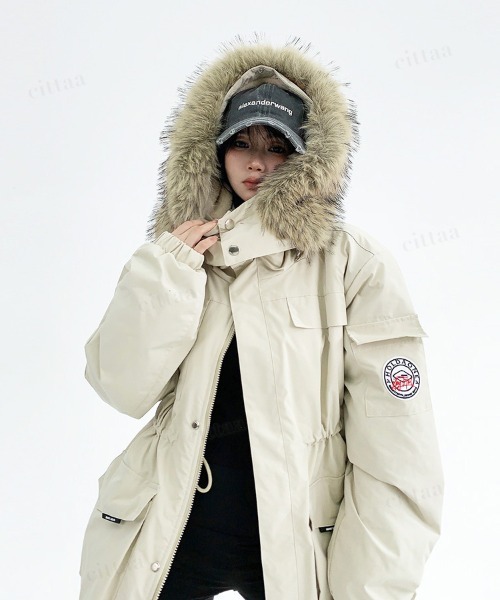 韓国ファッション ふわふわのファーがアクセントにきいたフード付き