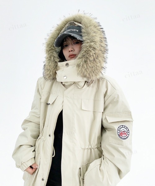 韓国ファッション ふわふわのファーがアクセントにきいたフード付き