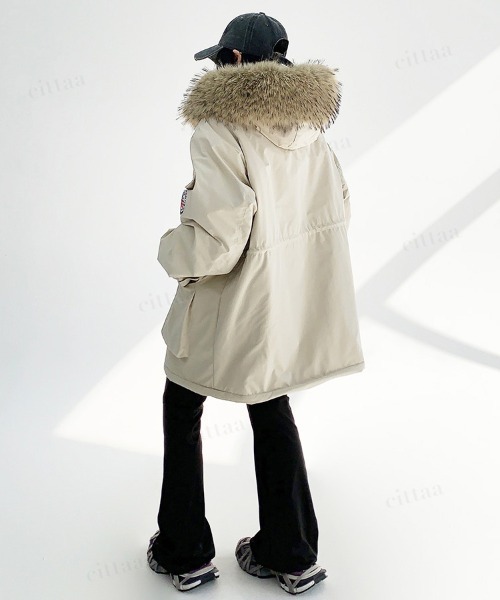 韓国ファッション ふわふわのファーがアクセントにきいたフード付き