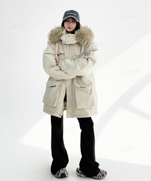 韓国ファッション ふわふわのファーがアクセントにきいたフード付き