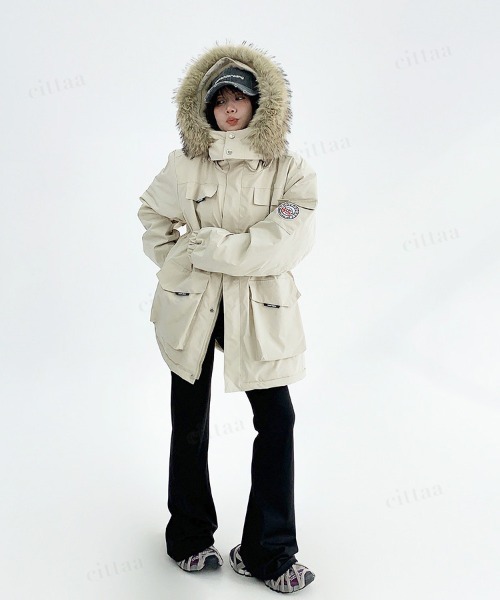 韓国ファッション ふわふわのファーがアクセントにきいたフード付き