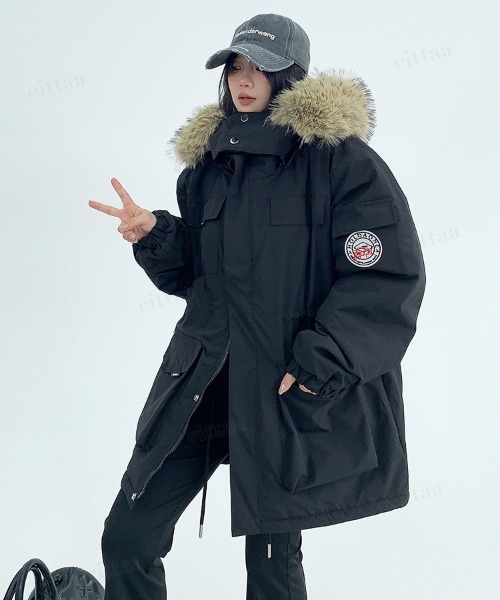 韓国ファッション ふわふわのファーがアクセントにきいたフード付き