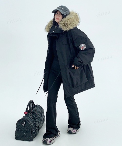 韓国ファッション ふわふわのファーがアクセントにきいたフード付き