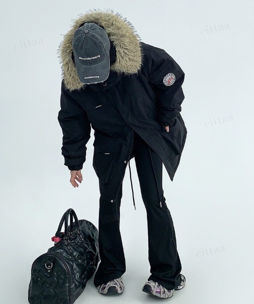 韓国ファッション ふわふわのファーがアクセントにきいたフード付き