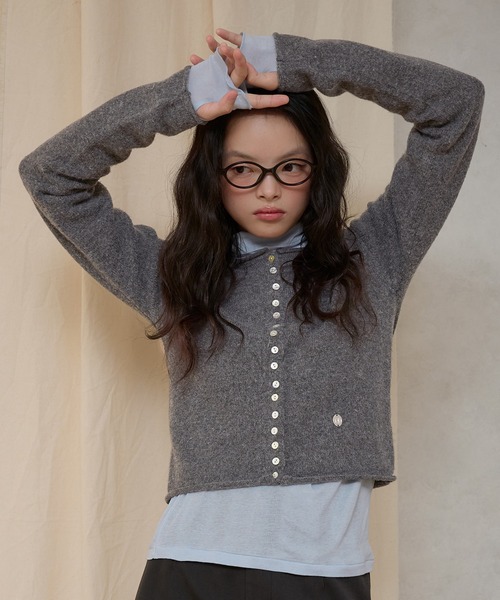 MUHET(ミュエータ)の「rolled edge short cropped knit cardigan / ショート丈ニットボタンカーディガン(カーディガン/ボレロ・レディース・チャコールグレー/アイボリー/カーキ/ブラウン/ピンク・FREE)」の10枚目の写真