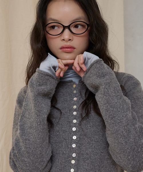 MUHET(ミュエータ)の「rolled edge short cropped knit cardigan / ショート丈ニットボタンカーディガン(カーディガン/ボレロ・レディース・チャコールグレー/アイボリー/カーキ/ブラウン/ピンク・FREE)」の8枚目の写真