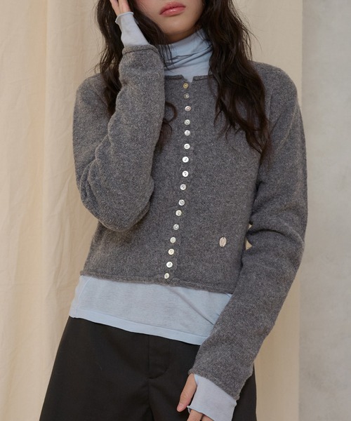 MUHET(ミュエータ)の「rolled edge short cropped knit cardigan / ショート丈ニットボタンカーディガン(カーディガン/ボレロ・レディース・チャコールグレー/アイボリー/カーキ/ブラウン/ピンク・FREE)」の9枚目の写真