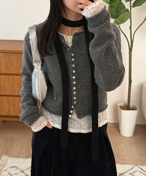 MUHET(ミュエータ)の「rolled edge short cropped knit cardigan / ショート丈ニットボタンカーディガン(カーディガン/ボレロ・レディース・チャコールグレー/アイボリー/カーキ/ブラウン/ピンク・FREE)」の6枚目の写真