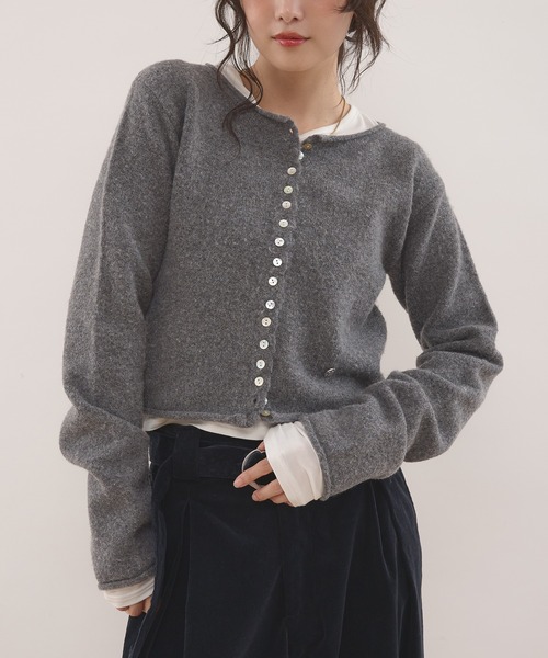 MUHET(ミュエータ)の「rolled edge short cropped knit cardigan / ショート丈ニットボタンカーディガン(カーディガン/ボレロ・レディース・チャコールグレー/アイボリー/カーキ/ブラウン/ピンク・FREE)」の18枚目の写真