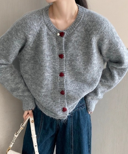 cammie(キャミー)の「赤ハートボタンニットカーディガン(カーディガン/ボレロ・レディース・グレー/ダークグレー/ネイビー/アイボリー・F)」の4枚目の写真