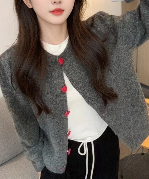 cammie(キャミー)の「赤ハートボタンニットカーディガン(カーディガン/ボレロ・レディース・グレー/ダークグレー/ネイビー/アイボリー・F)」の1枚目の写真