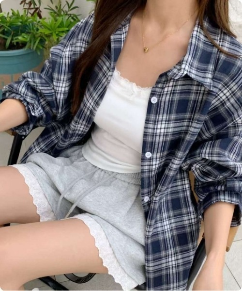I.O.E(アイオイ)の「チェックシャツ レイヤードコーデ(シャツ/ブラウス・レディース・スカイブルー/ライトピンク/ブルー/ライトブルーグレー/ピンク/ベージュ/ネイビー・FREE)」の11枚目の写真