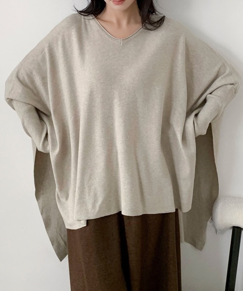 LOWO(ロワ)の「Vネック ビッグシルエット ニット 長袖 トップス オーバーサイズ ポンチョ風 秋冬 レディース(ニット/セーター・レディース・チャコールグレー/ブラック/ブラウン/キャメル/ベージュ・FREE)」の4枚目の写真