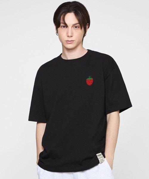 GRAVER（グレーバー）の「[ユニセックス]スモールストロベリーロゴ半袖Tシャツ_ブラック（Tシャツ/カットソー・レディース・ブラック・SMALL/MEDIUM/LARGE）」の2枚目の写真