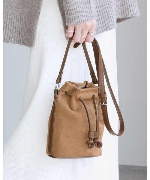 reca（レカ）の「スエードショルダーバッグ（ショルダーバッグ・レディース・ブラック/ブラウン・ONE SIZE）」の2枚目の写真