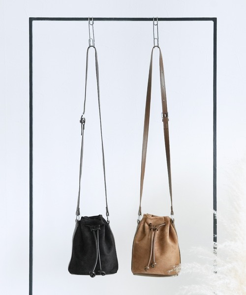 reca（レカ）の「スエードショルダーバッグ（ショルダーバッグ・レディース・ブラック/ブラウン・ONE SIZE）」の4枚目の写真