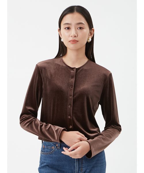 Mila Owen(ミラオーウェン)の「くるみ釦コンパクトベロアカーディガン(カーディガン/ボレロ・レディース・ブラック/アイボリー/ブルー/ブラウン・F)」の3枚目の写真