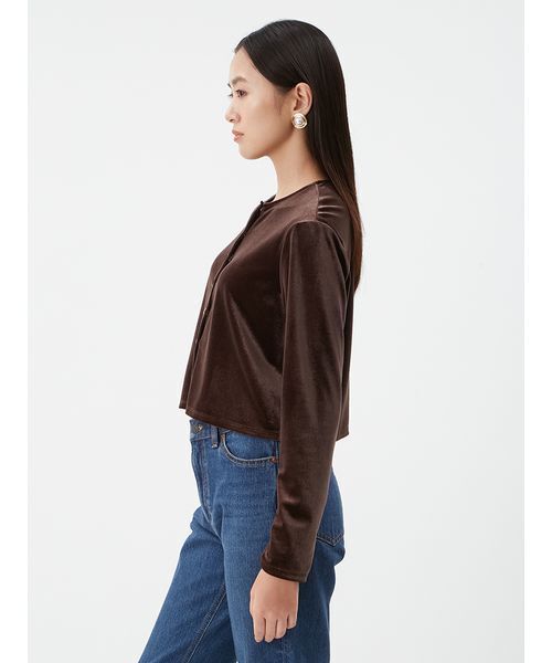 Mila Owen(ミラオーウェン)の「くるみ釦コンパクトベロアカーディガン(カーディガン/ボレロ・レディース・ブラック/アイボリー/ブルー/ブラウン・F)」の7枚目の写真