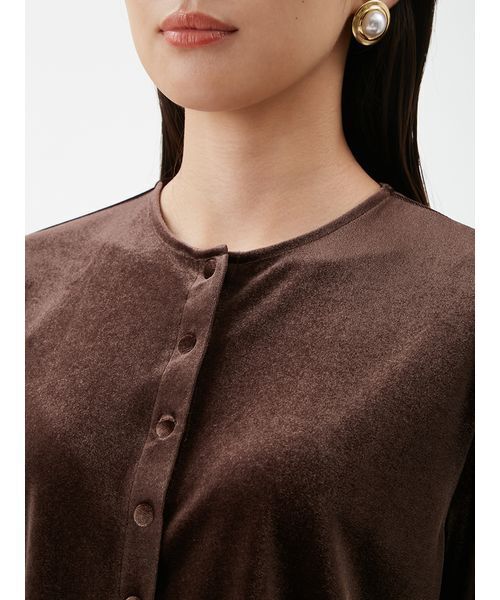 Mila Owen(ミラオーウェン)の「くるみ釦コンパクトベロアカーディガン(カーディガン/ボレロ・レディース・ブラック/アイボリー/ブルー/ブラウン・F)」の9枚目の写真