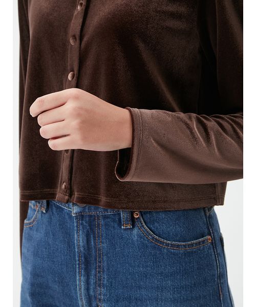 Mila Owen(ミラオーウェン)の「くるみ釦コンパクトベロアカーディガン(カーディガン/ボレロ・レディース・ブラック/アイボリー/ブルー/ブラウン・F)」の10枚目の写真