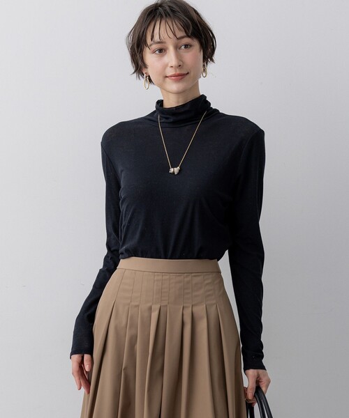 23区(ニジュウサンク)の「シアーフライス レイヤード タートル カットソー(Tシャツ/カットソー・レディース・ブラック系/ホワイト系/ベージュ系・40/38)」の1枚目の写真