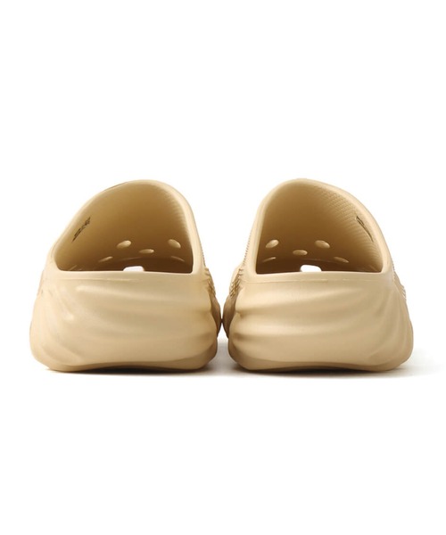 crocs(クロックス)の「crocs salehebembury x saru / クロックス サレヘ・ベンバリー x サル(サンダル・メンズ・ベージュ・22.0cm/23.0cm/24.0cm/25.0cm/26.0cm/28.0cm/29.0cm/30.0cm/27.0cm)」の3枚目の写真