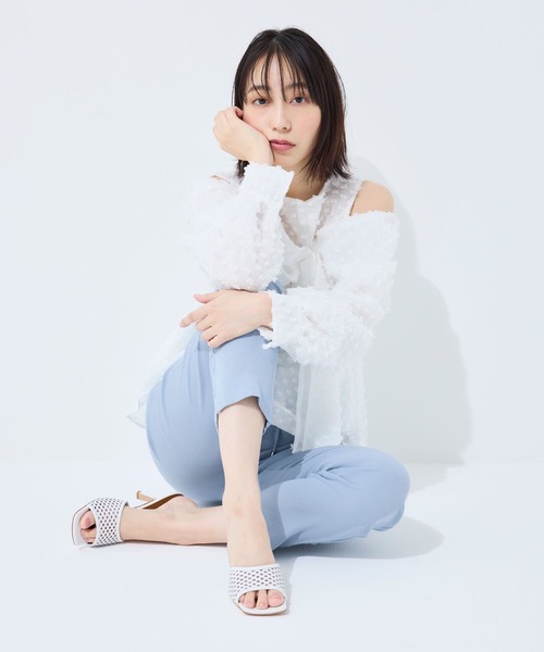 SEVEN TWELVE THIRTY(セヴントゥエルヴサーティー)の「LovelyWalk レザーパンチングミュール(サンダル・レディース・ホワイト/ブラウン/ブラック・22cm/22.5cm/23cm/23.5cm/24cm/24.5cm)」の4枚目の写真