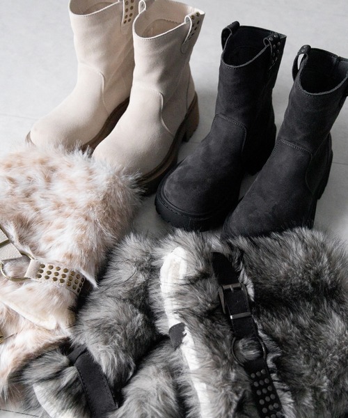 me+em select(ミームセレクト)の「【 2way 】ボリュームフェイクファースタッズベルトブーツ / volume fake fur studded belt boots(ブーツ・レディース・アイボリー/ブラック・38/39/37/40)」の8枚目の写真