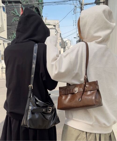 VVV(ブイブイブイ)の「バックルストラップトートショルダーバッグ_ブラウン(ショルダーバッグ・レディース・ブラウン・FREE)」の10枚目の写真