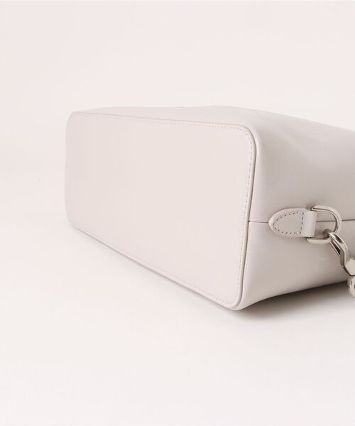 CHARLES & KEITH(チャールズ & キース)の「Atwood アトウッド チェーンホーボーバッグ(ショルダーバッグ・レディース・サンドグレー/スミクロ・L)」の4枚目の写真